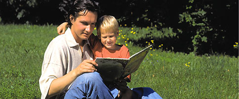 Lesen auf der Wiese in Plau am See